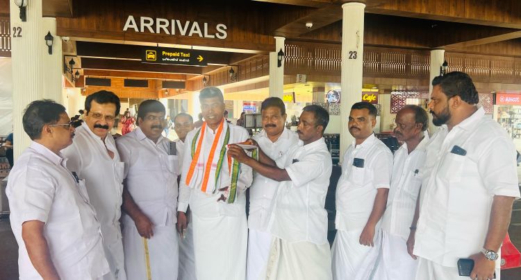 പ്രവാസി കോണ്‍ഗ്രസ് ഇഫ്താര്‍ സംഗമം ഉദ്ഘാടനം ചെയ്യാനെത്തിയ എഐസിസി  സെക്രട്ടറി ഡോ.അറിവഴകന് വിമാനത്താവളത്തില്‍ സ്വീകരണം