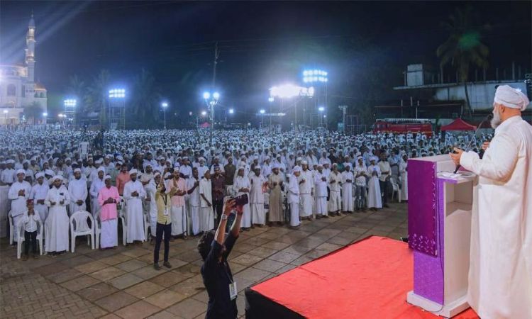 വിശുദ്ധ രാവില്‍ ജനസാഗരമായി സ്വലാത്ത് നഗര്‍; മെഗാ ഇഫ്താറില്‍ ഒരു ലക്ഷം പേര്‍ സംബന്ധിച്ചു