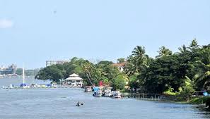 കായലിലേക്ക് മാലിന്യം വലിച്ചെറിഞ്ഞു; ഗായകന്‍ എം.ജി ശ്രീകുമാര്‍ കാല്‍ ലക്ഷം രൂപ പിഴയൊടുക്കി