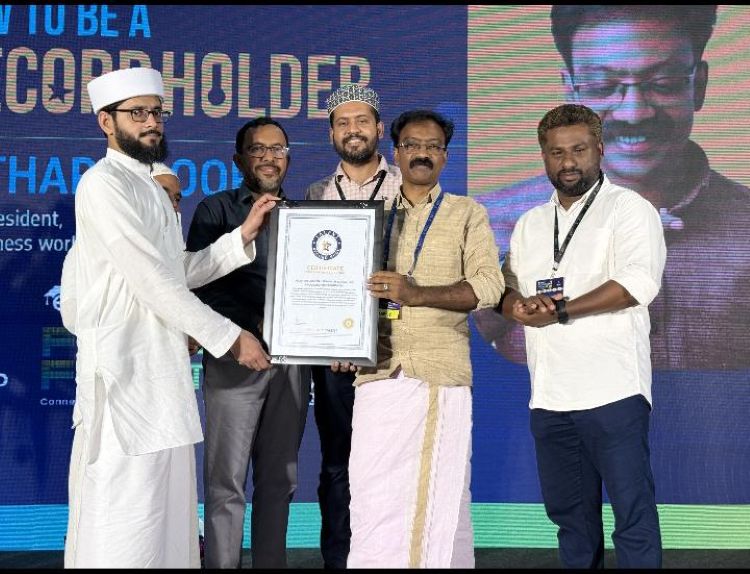 സി.എം മുഹമ്മദ് ഫാറൂഖ് ഫൈസി നാഷണല്‍ ടാലന്റ് റെകോര്‍ഡ് ബുക്ക് സര്‍ട്ടിഫിക്കറ്റ് ഏറ്റുവാങ്ങി