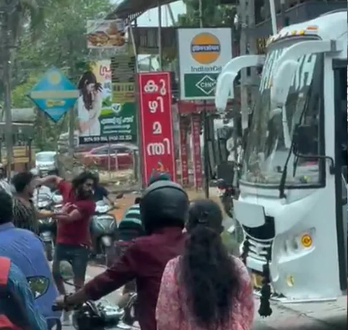 വിവാഹ സംഘം സഞ്ചരിച്ച ബസിനു നേരെ ഗുണ്ടാ ആക്രമണം;  മൂന്നു പേര്‍ പിടിയില്‍, മൂന്നു പോലീസുകാര്‍ക്ക് പരിക്ക്