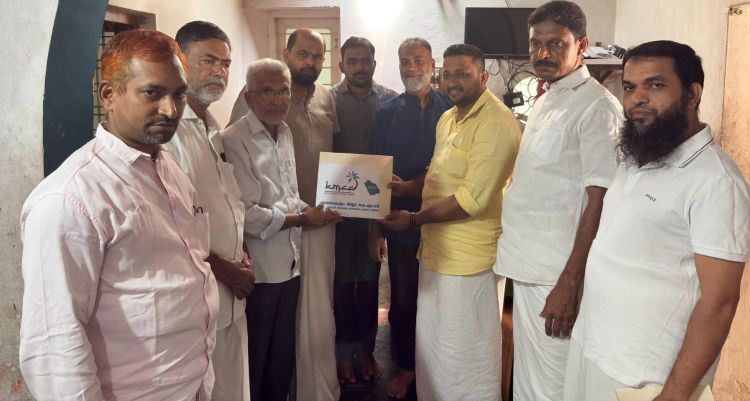 ദമ്മാം എറണാകുളം ജില്ലാ കെഎംസിസി ഭവന നിര്‍മ്മാണ സഹായം കൈമാറി