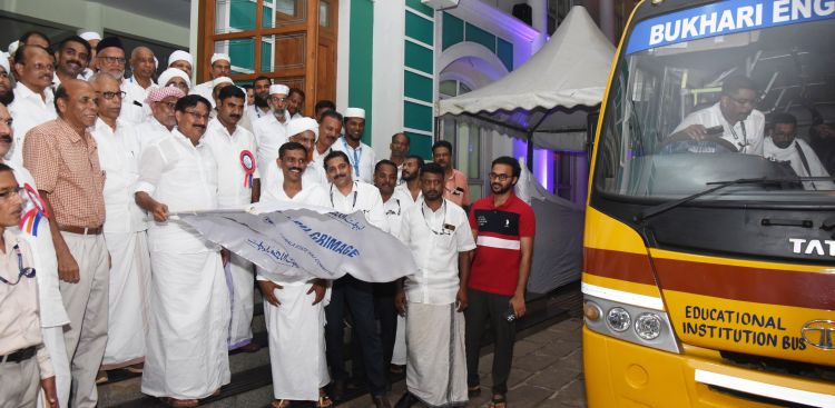  കരിപ്പൂര്‍ ഹജ്ജ് ക്യാമ്പില്‍നിന്നുള്ള ആദ്യ സംഘത്തിന് യാത്രയയപ്പ് നല്‍കി