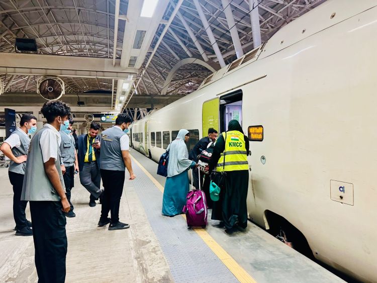 കൊച്ചിയില്‍നിന്നുള്ള ആദ്യ ഹജ് സംഘം വിമാനമിറങ്ങിയത് ടെര്‍മിനല്‍ വണില്‍, മക്ക യാത്ര ഹറമൈന്‍ ട്രെയിനിന്‍