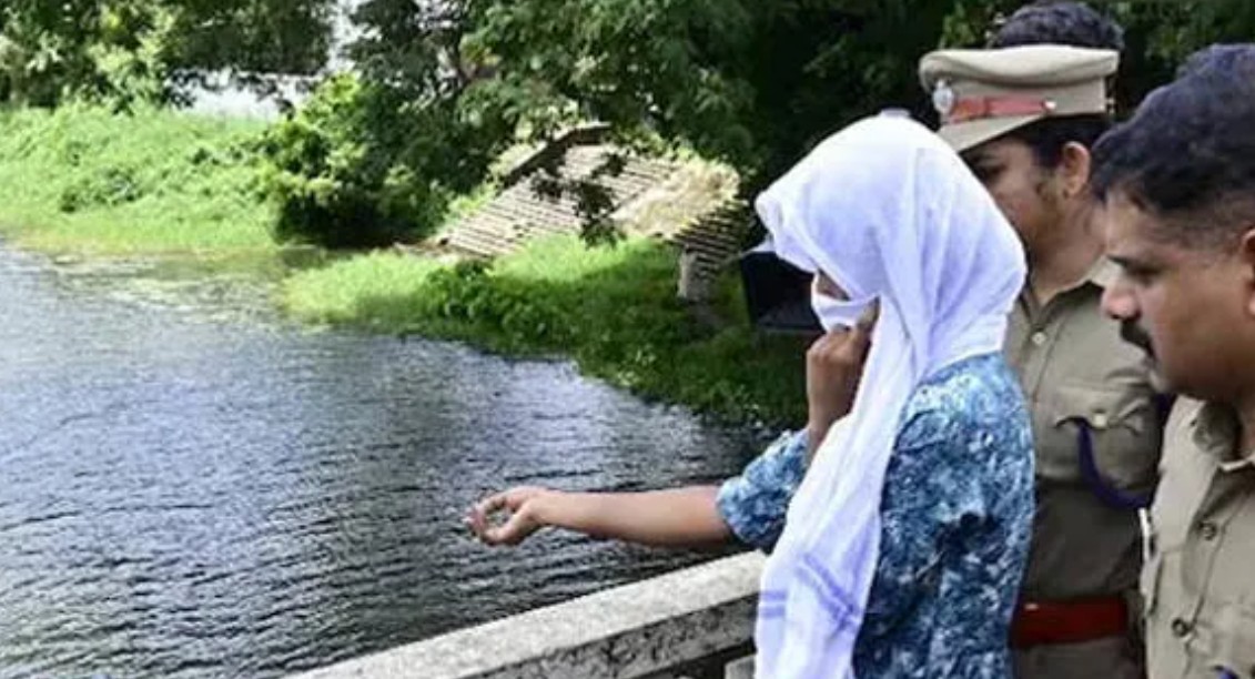 മൂന്നര വയസ്സുകാരിയായ മകളെ കൊന്ന അമ്മയുമായി തെളിവെടുപ്പ്,  മുഖം കാണിക്കണമെന്ന് ആക്രോശിച്ച് നാട്ടുകാര്‍