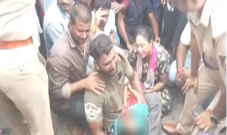  നായ കടിച്ച കുട്ടിയുമായി ബൈക്കില്‍ പോയ ദമ്പതികളെ ഹെല്‍മെറ്റ് ഇല്ലെന്ന കാരണത്താല്‍ പോലീസ് തടഞ്ഞു, കുട്ടി ലോറി കയറി മരിച്ചു