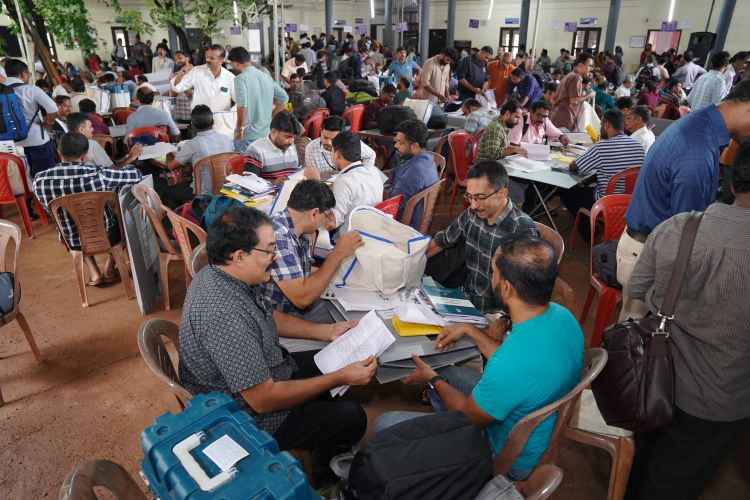  നിലമ്പൂര്‍ ഉപതെരഞ്ഞെടുപ്പ് നാളെ; ഒരുക്കങ്ങള്‍ പൂര്‍ത്തിയായി, 373 പ്രവാസി വോട്ടര്‍മാര്‍