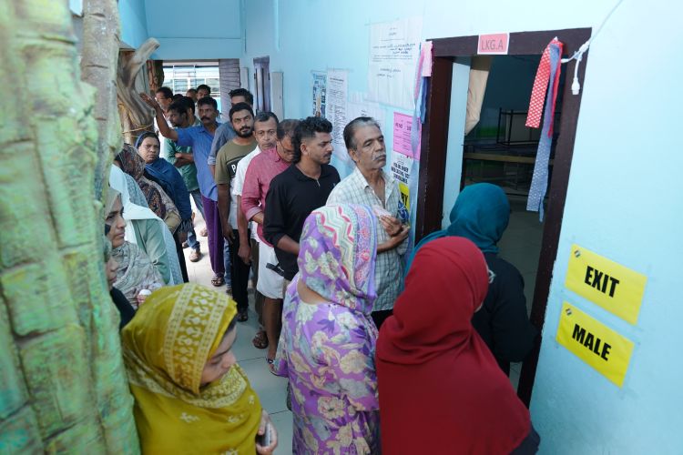 നിലമ്പൂരില്‍ ആദ്യ മണിക്കൂറില്‍ മഴയെ അവഗണിച്ചും കനത്ത പോളിംഗ്, ഇതുവരെ 30.15 ശതമാനം പേര്‍ വോട്ടു രേഖപ്പെടുത്തി