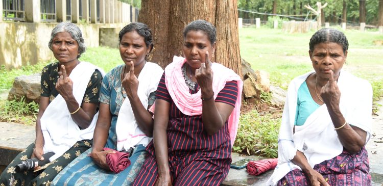 നിലമ്പൂരില്‍ 73.26 ശതമാനം പോളിങ്, ഇരു മുന്നണി സ്ഥാനാര്‍ഥികളും വിജയ പ്രതീക്ഷയില്‍