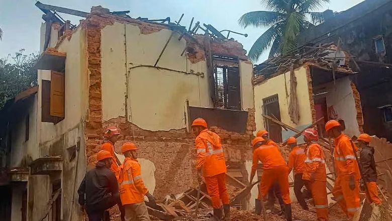 പഴയ കെട്ടിടം ഇടിഞ്ഞു വീണ് മൂന്ന് ഇതര സംസ്ഥാന തൊഴിലാളികള്‍ മരിച്ചു