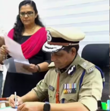 പുതിയ പൊലീസ് മേധാവിയായി റവാഡ ചന്ദ്രശേഖര്‍ ചുമതലയേറ്റു, ജനങ്ങള്‍ക്ക് നീതി ഉറപ്പാക്കുമെന്ന് ഡി.ജി.പി