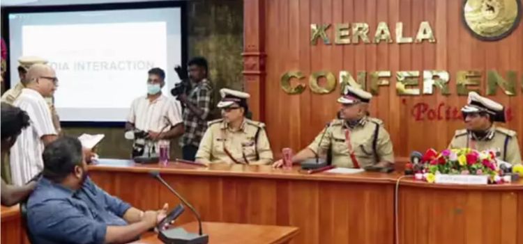 പുതിയ ഡി.ജി.പിയുടെ വാര്‍ത്താ സമ്മേളനത്തിനിടെ നാടകീയ രംഗങ്ങള്‍