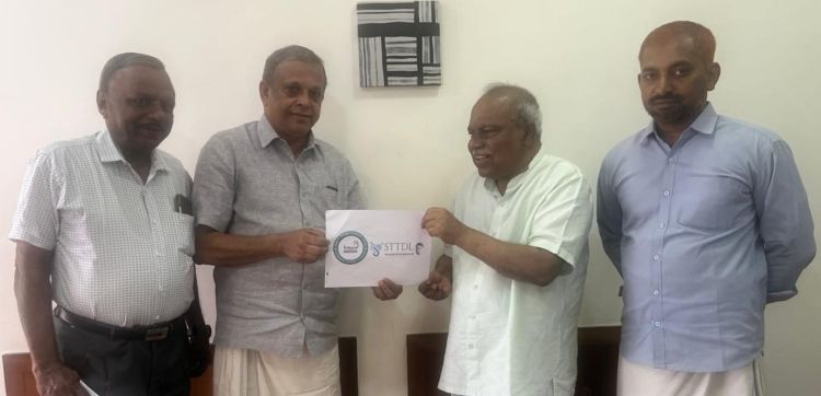  അല്‍കോബാര്‍ കെഎംസിസി ധനസഹായം കൈമാറി