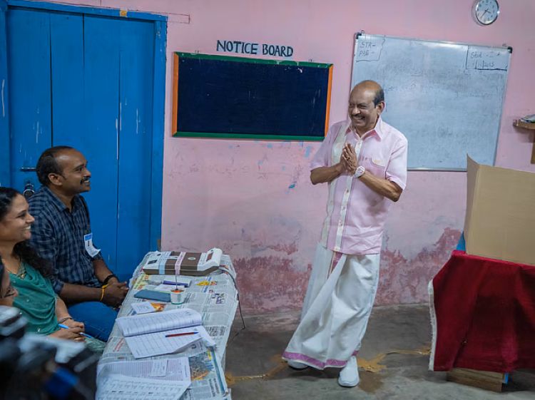 സംസ്ഥാനത്തെ ഏറ്റവും ചെലവേറിയ വോട്ട് ലുലു ഗ്രൂപ്പ് ചെയര്‍മാന്‍ എം.എ. യൂസഫലിയുടേത്,  വോട്ടു ചെയ്യാന്‍ 3000 കിലോമീറ്റര്‍ താണ്ടി ബിസിനസ് ജെറ്റിലെത്തി