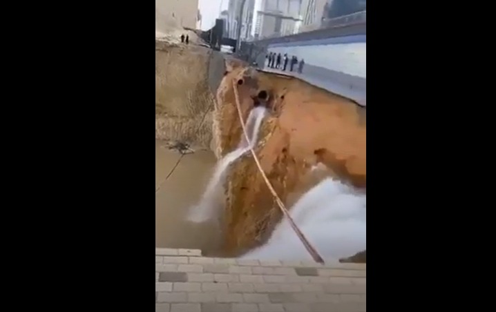 റിയാദില്‍ പൈപ്പ് പൊട്ടി റോഡ് ഇടിഞ്ഞുതാഴ്ന്നു; വന്‍ ജലശേഖരം രൂപപ്പെട്ടു