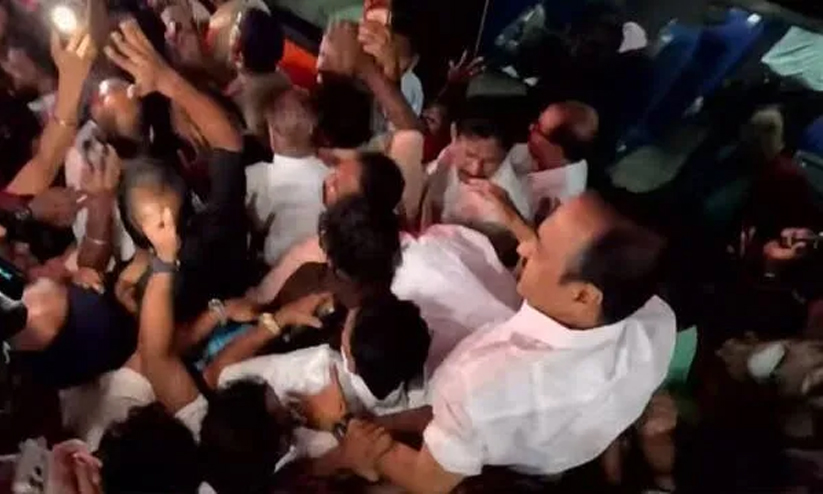 കൊച്ചിയില്‍ വി.ഡി സതീശന് അത്യജ്ജ്വല സ്വീകരണം;  നിയുക്ത മുഖ്യമന്ത്രിയെന്ന് മുദ്രാവാക്യം വിളിച്ച് പ്രവര്‍ത്തകര്‍