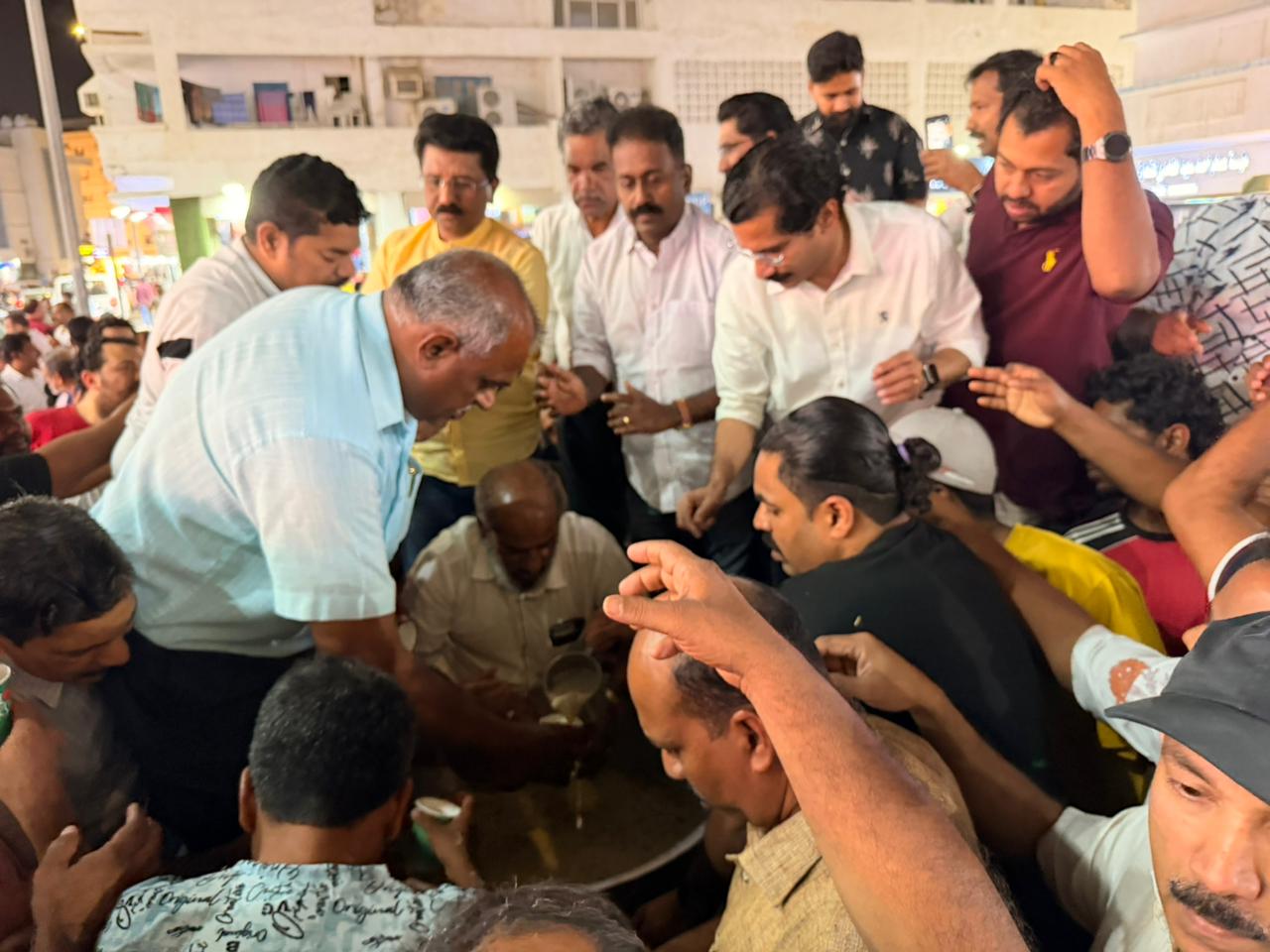  യു.ഡി.എഫിന്റെ ഐതിഹാസിക വിജയം: ജിദ്ദയില്‍ മധുരം വിതരണം ചെയ്ത് ഒ.ഐ.സി.സി പ്രവര്‍ത്തകര്‍