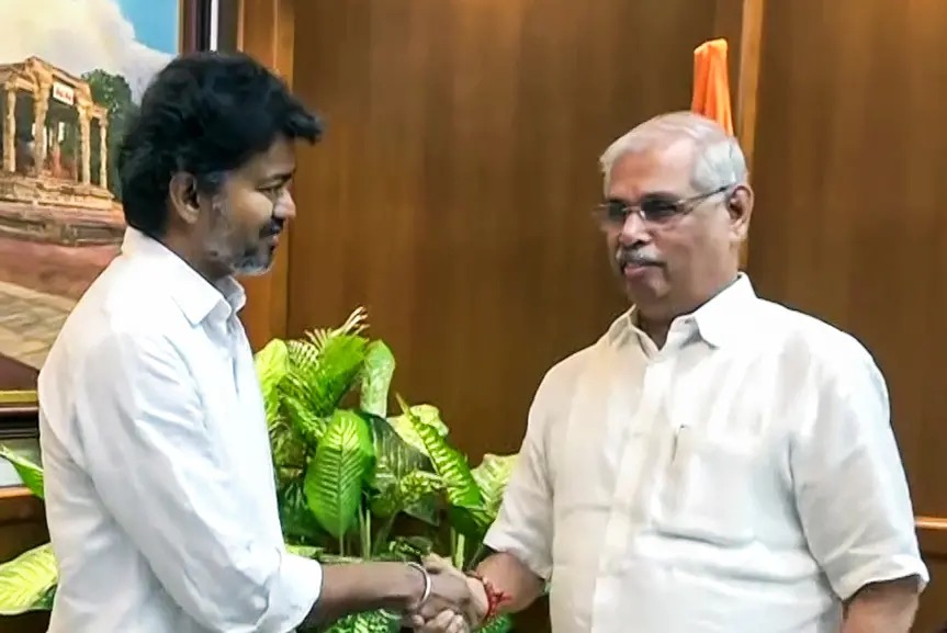 തമിഴ്നാട്ടില്‍ സര്‍ക്കാര്‍ രൂപീകരണം അനിശ്ചിതത്വത്തില്‍; ഭൂരിപക്ഷം തെളിയിക്കുന്ന കത്തുമായി വരാന്‍ വിജയ്യോട് ഗവര്‍ണര്‍