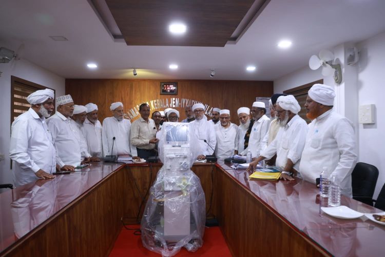 കടമത്ത് ദ്വീപിന് സമസ്തയുടെ കൈത്താങ്; ഡയാലിസിസ് മെഷീന്‍ കൈമാറി