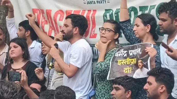 ജന്തര്‍ മന്തറില്‍ കോക്രോച്ച് ജനതാ പാര്‍ട്ടിയുടെ പ്രതിഷേധം; ധര്‍മേന്ദ്ര പ്രധാന്റെ രാജി ആവശ്യപ്പെട്ട് അഭിജീത് ദിപ്‌കെ