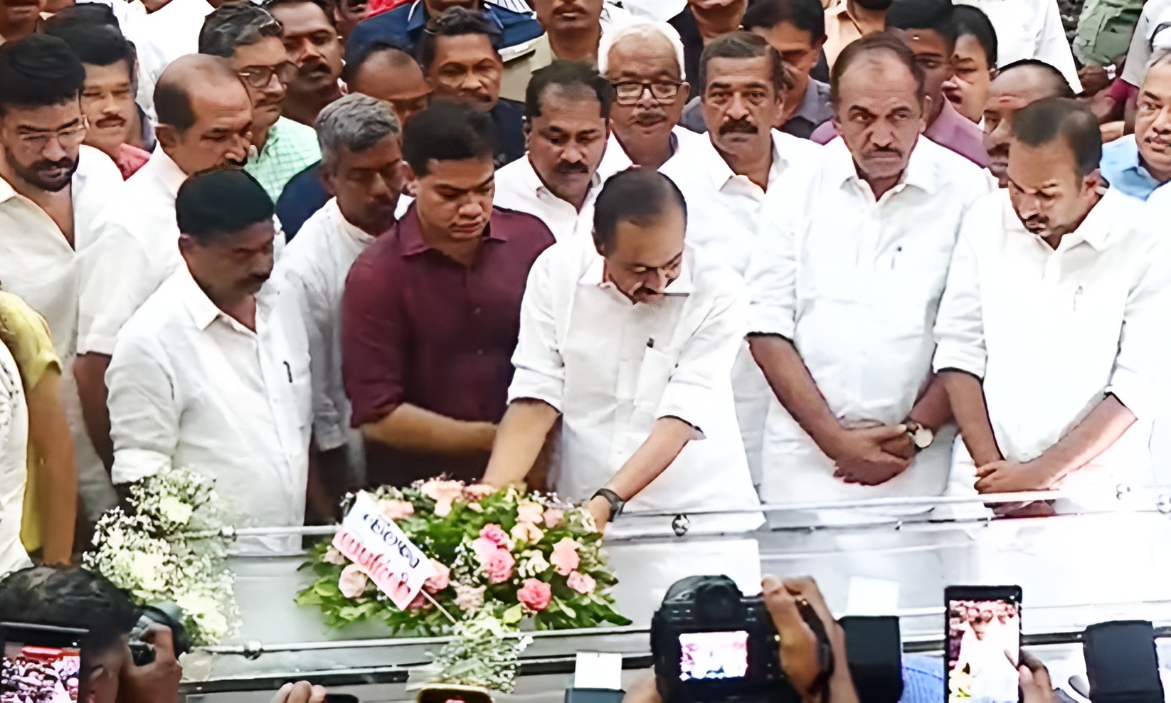  സലിം കുമാറിന് ആദരാഞ്ജലികള്‍ അര്‍പ്പിക്കാന്‍ ആയിരങ്ങള്‍; പറവൂര്‍ ടൗണ്‍ഹാളില്‍ മുഖ്യമന്ത്രി അന്ത്യാഞ്ജലി അര്‍പ്പിച്ചു