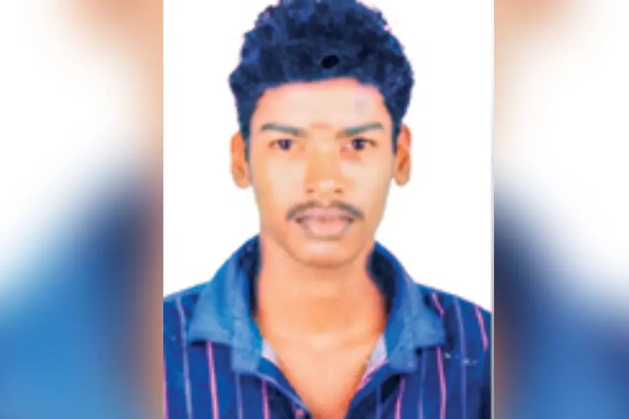 ഓലഷെഡ്ഡിലുറങ്ങിയ യുവാവ് കാറ്റില്‍ മരം വീണ് മരിച്ചു