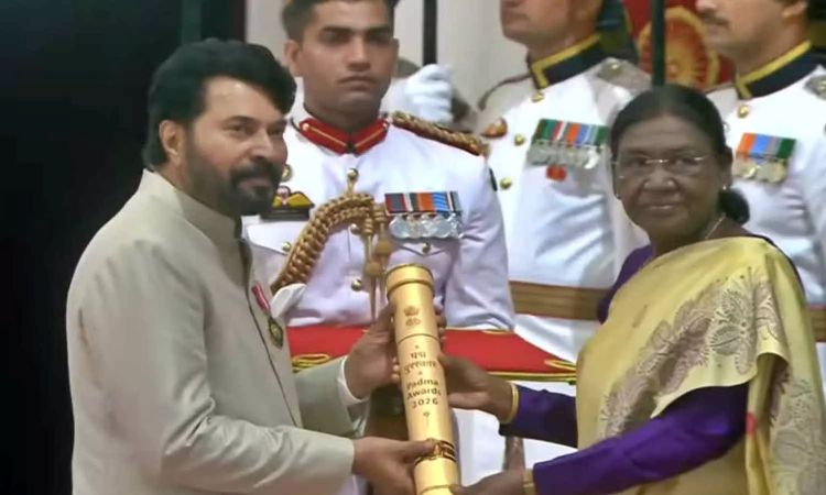 മമ്മൂട്ടി പത്മ പുരസ്‌കാരം ഏറ്റുവാങ്ങി; കുടുംബമൊത്ത് പ്രധാനമന്ത്രിയുമായി കൂടിക്കാഴ്ച നടത്തി