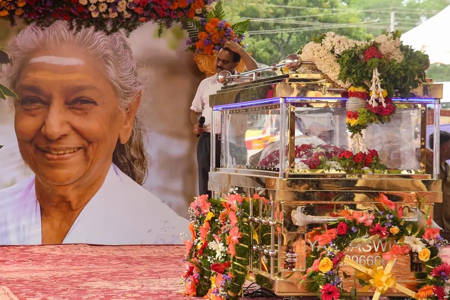 എസ്. ജാനകി ഇനി നിത്യതയില്‍, അന്ത്യകര്‍മങ്ങള്‍ നിര്‍വഹിച്ച് പേരക്കുട്ടി