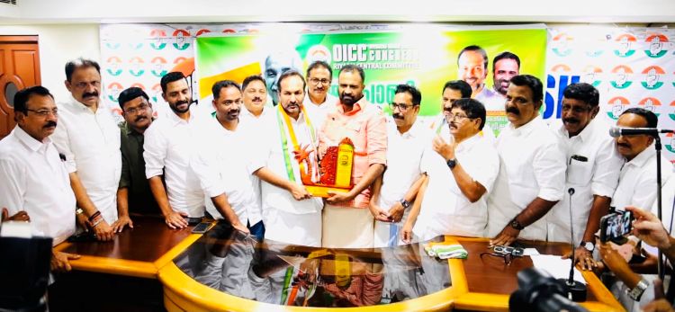 ഒഐസിസി റിയാദ് സെന്‍ട്രല്‍ കമ്മിറ്റിയുടെ 'ഉമ്മന്‍ ചാണ്ടി മെമ്മോറിയല്‍ എക്‌സലന്‍സി പുരസ്‌കാരം' എം.എല്‍.എ സി.ആര്‍. മഹേഷിന് സമ്മാനിച്ചു