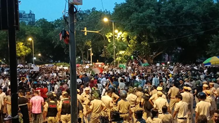  പരീക്ഷാ ക്രമക്കേടുകള്‍: ചര്‍ച്ചയ്ക്ക് തയ്യാറെന്ന് കേന്ദ്ര സര്‍ക്കാര്‍; ജന്തര്‍മന്തറില്‍ സമരം തുടരുമെന്ന് കോക്രോച്ച് ജനതാ പാര്‍ട്ടി 