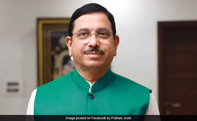 കേന്ദ്ര വിദ്യാഭ്യാസ മന്ത്രിയായി പ്രഹ്ലാദ് ജോഷി ചുമതലയേറ്റു; ധര്‍മേന്ദ്ര പ്രധാനിന്റെ രാജി സ്വീകരിച്ചു